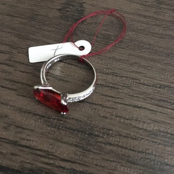 Sterling Silver Ring with red stone - Picture 2 of 9
